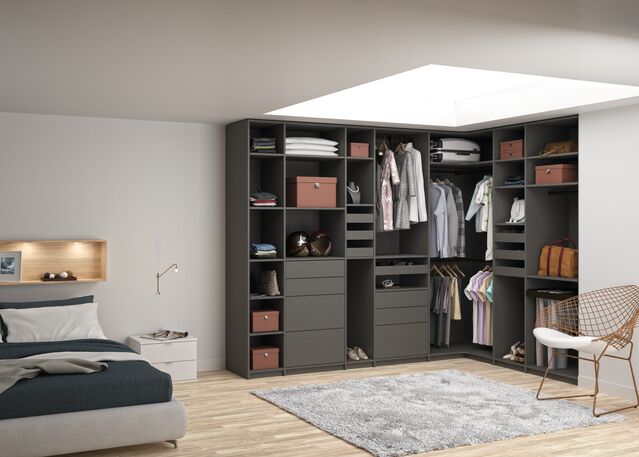 Chambre avec un dressing fermé