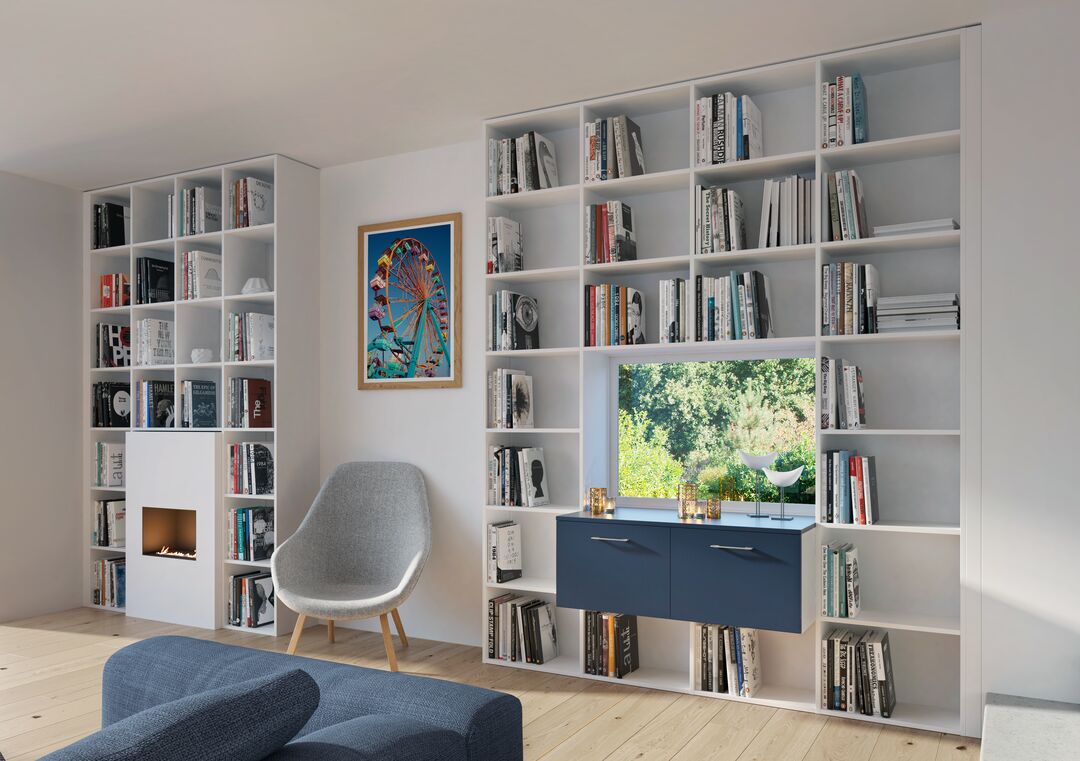 Bibliothèque sur-mesure avec cheminée dans appartement haussmannien.